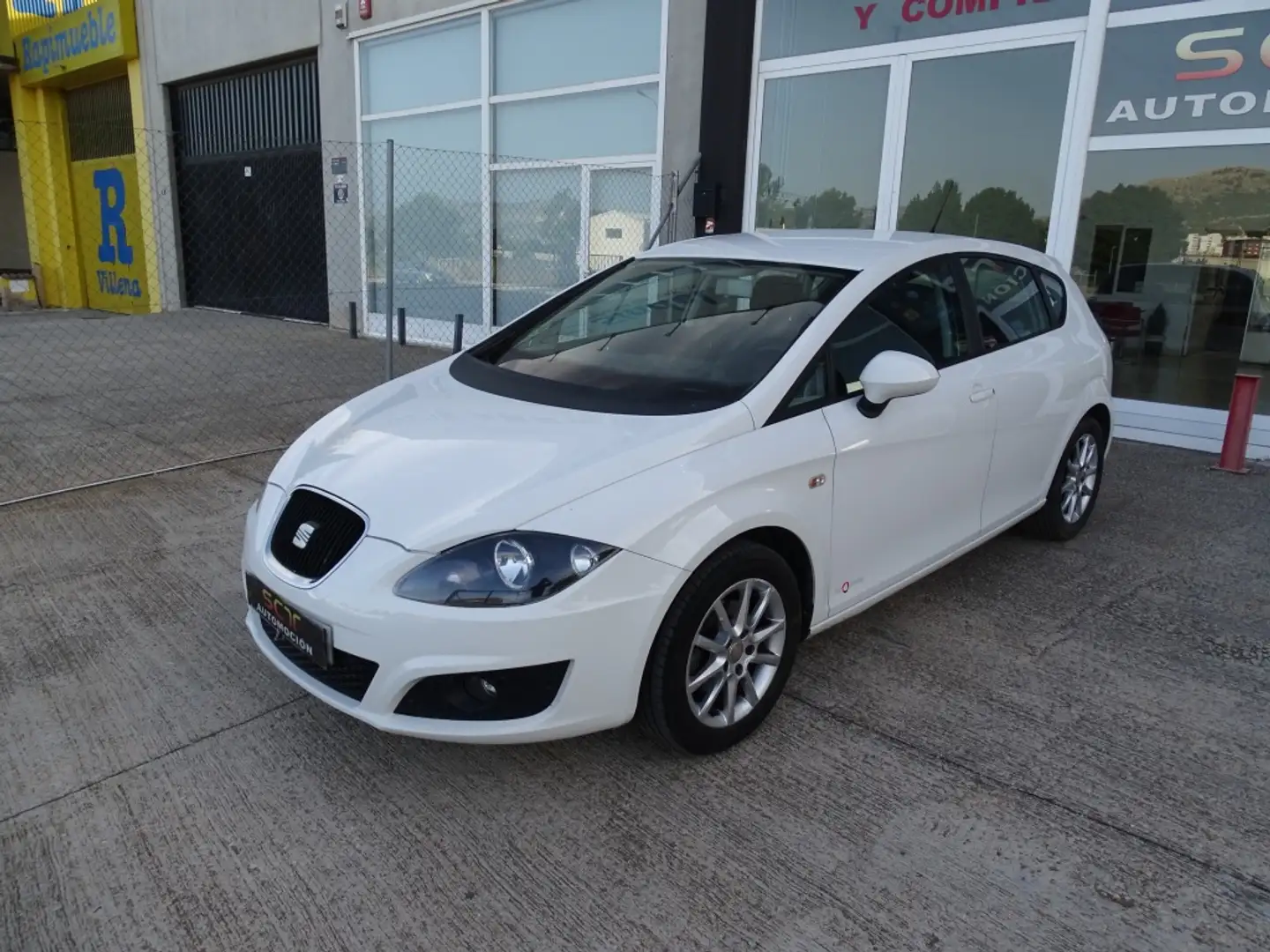 SEAT Leon 1.6TDI CR Emoción 90 Blanco - 2