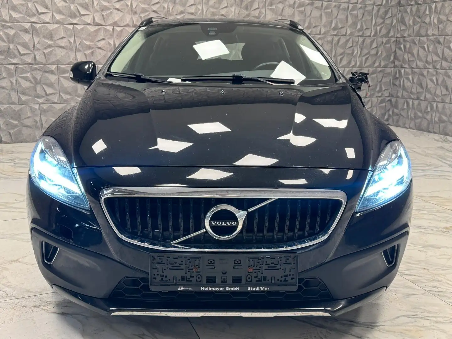 Volvo V40 Cross Country D2 Kinetic Schwarz - 1