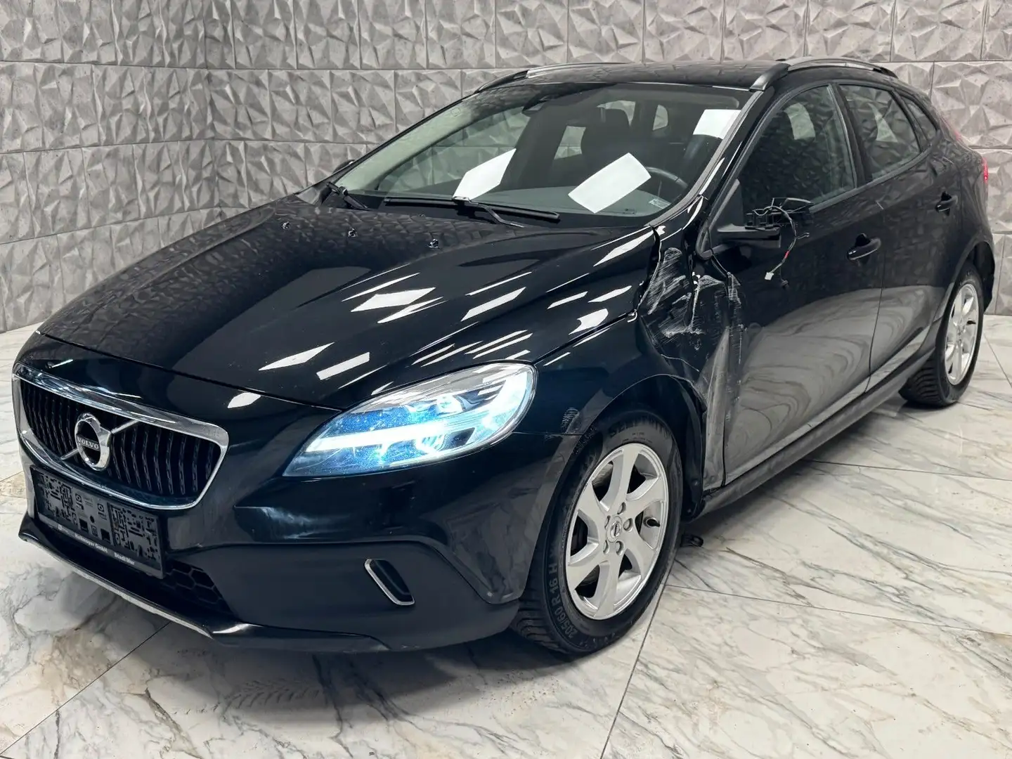 Volvo V40 Cross Country D2 Kinetic Schwarz - 2