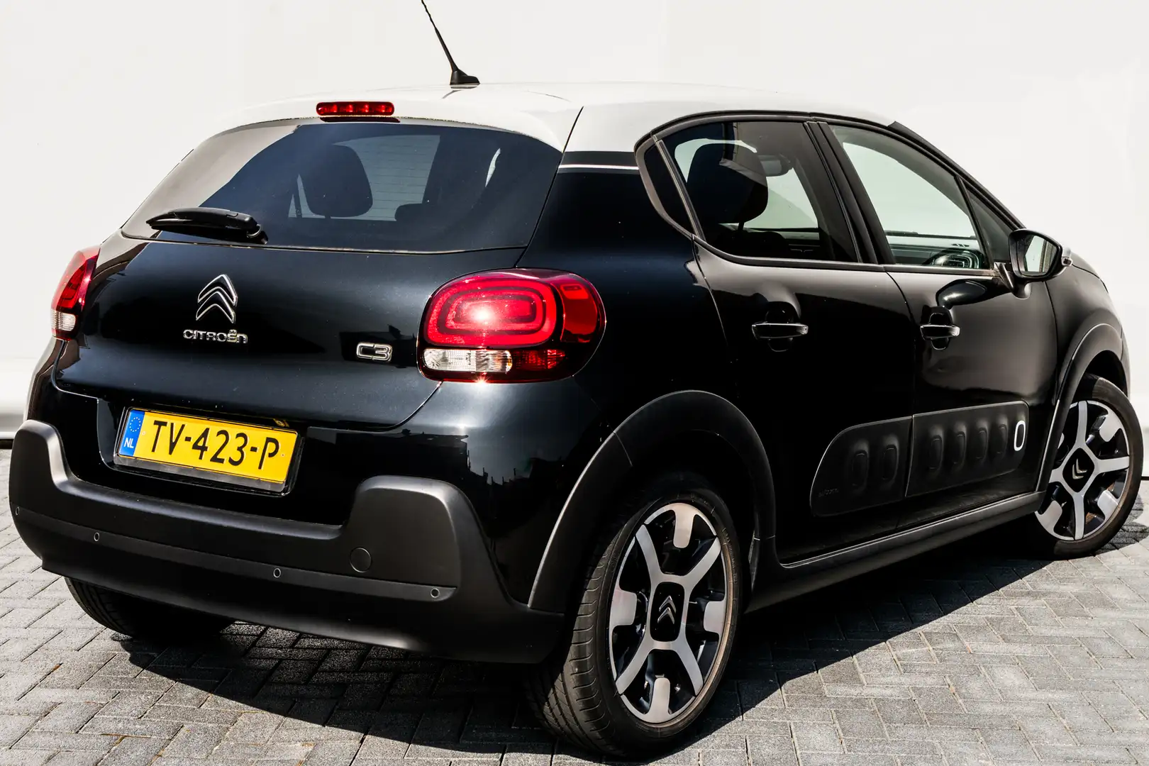 Citroen C3 1.2 111 PK PureTech S&S Shine AUTOMAAT RIJKLAAR. | Noir - 2