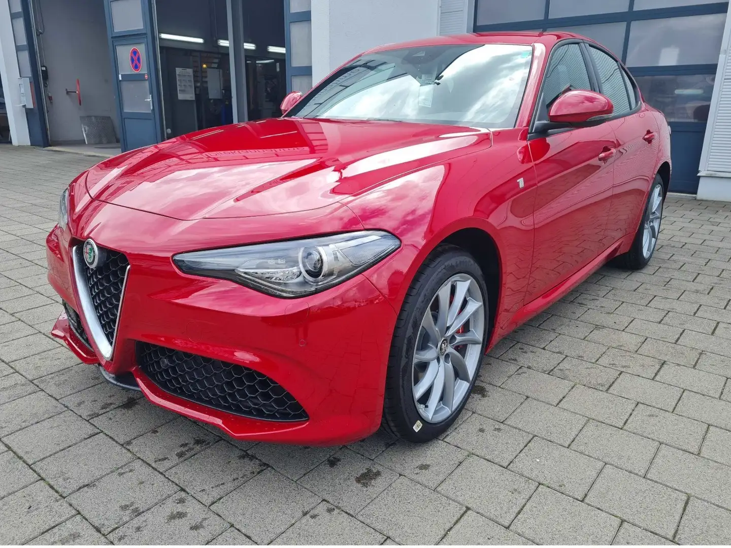 Alfa Romeo Giulia MY22 Ti 2.0 Turbo 16V 206kW AT8 Assistenz Rouge - 1