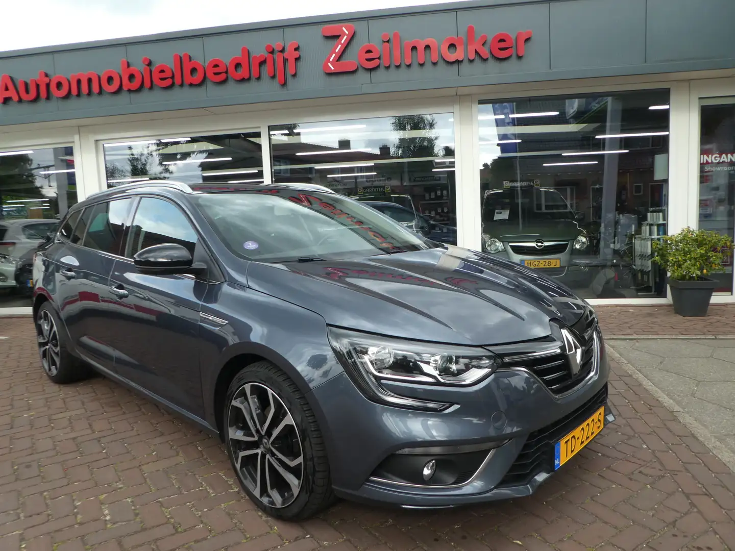 Renault Megane Estate 1.2 TCe Limited 130PK Clima, Navi, Trekhaak Grijs - 1