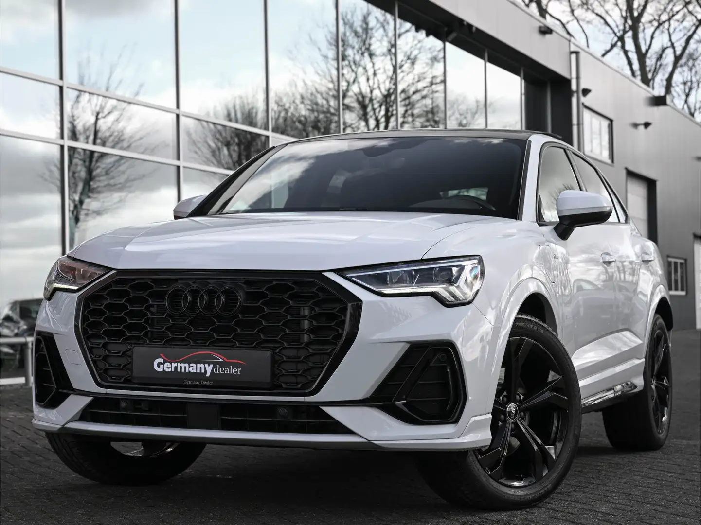 Audi Q3 Sportback 45TFSI E 245pk S-Edition Optic Black Pan Білий - 1
