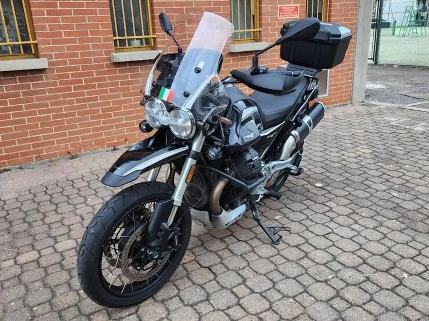 Moto Guzzi V 85 TT Nero - 2