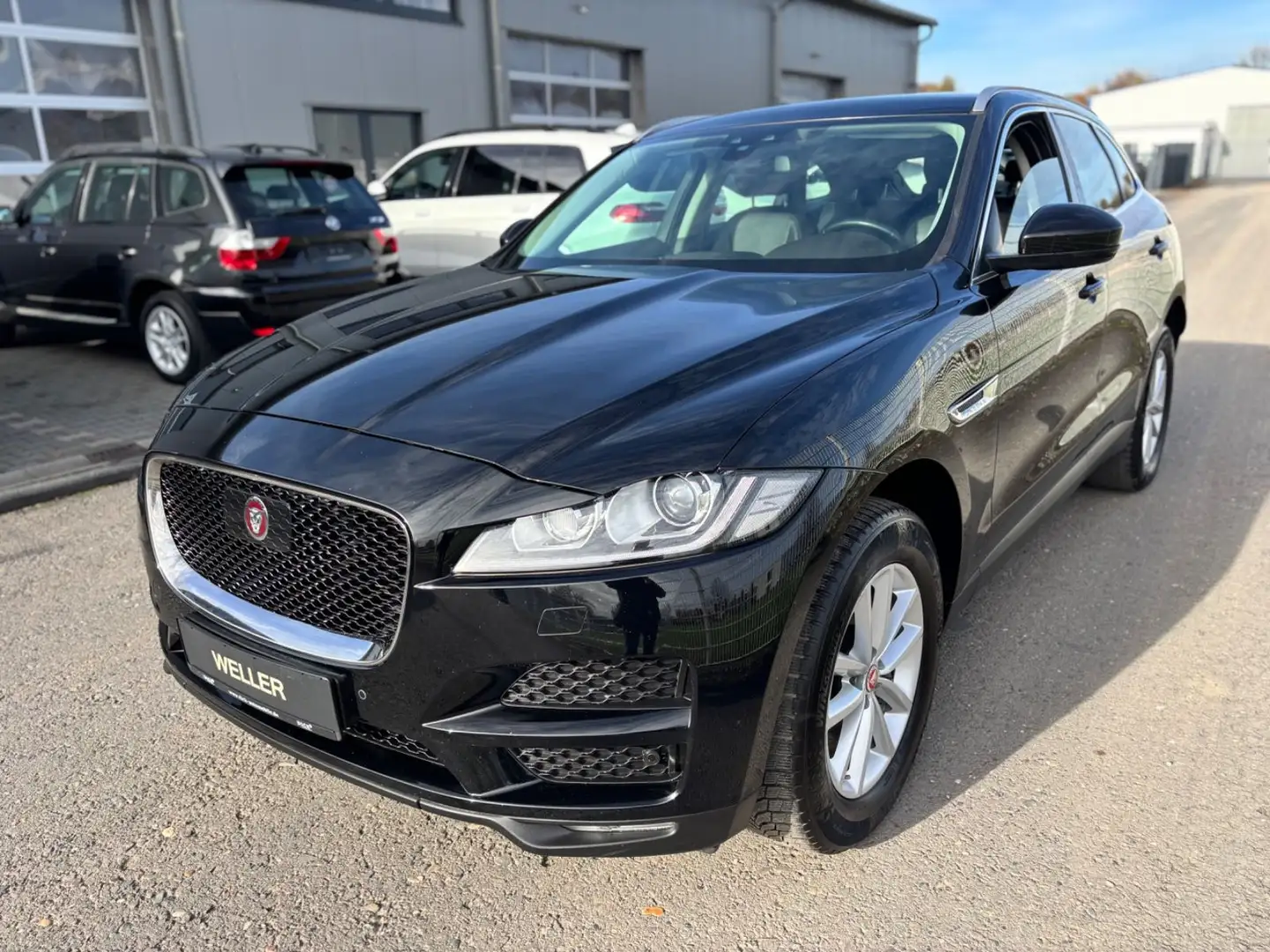 Jaguar F-Pace F-PACE 3.0 PortfolioAWD Navi+Camera/Bi-Xenon/AHK Schwarz - 1
