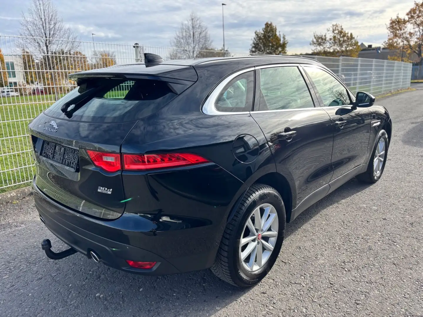 Jaguar F-Pace F-PACE 3.0 PortfolioAWD Navi+Camera/Bi-Xenon/AHK Schwarz - 2