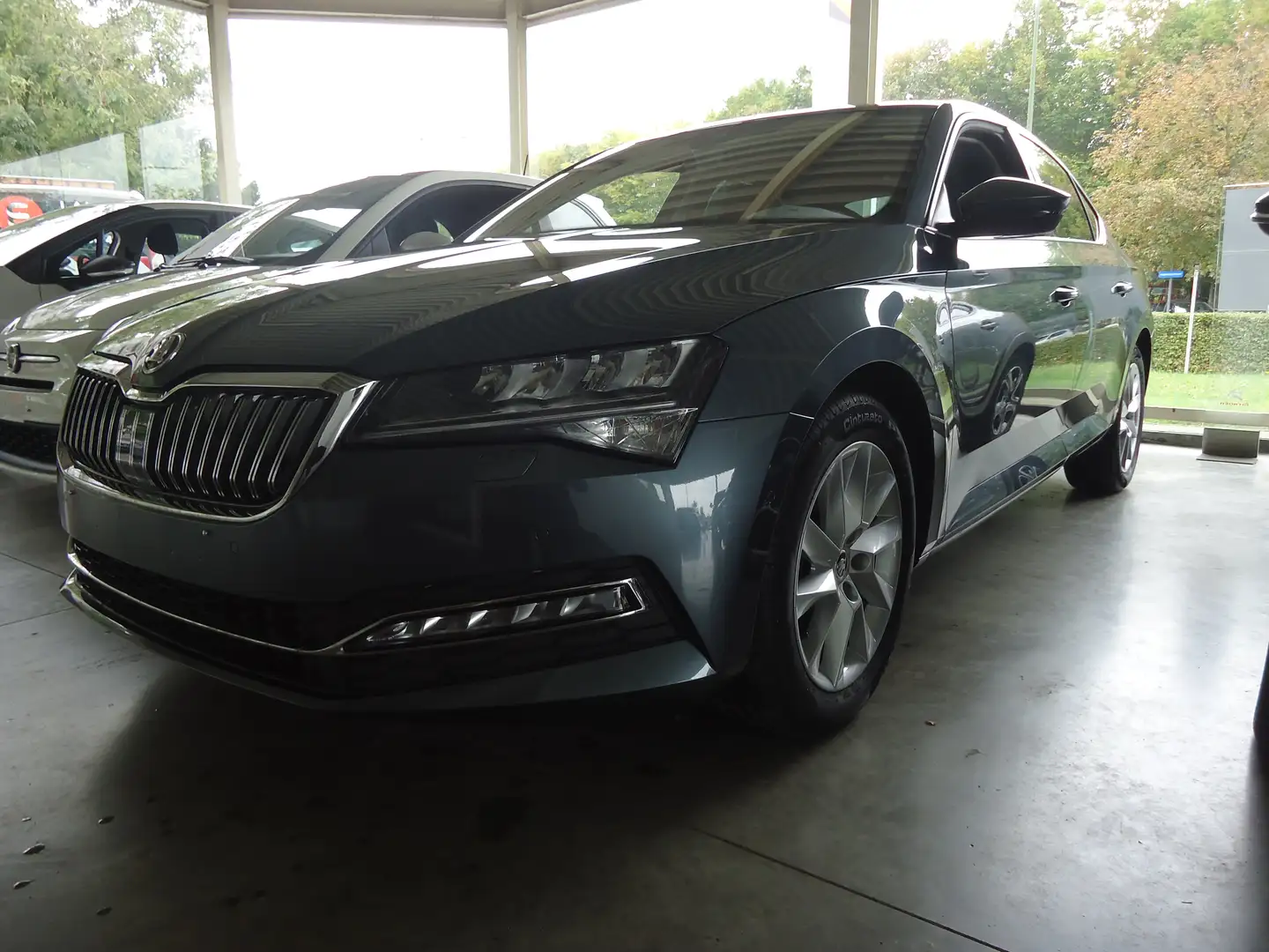 Skoda Superb Superb 2.0 TSI DSG Elegance Grau - 2