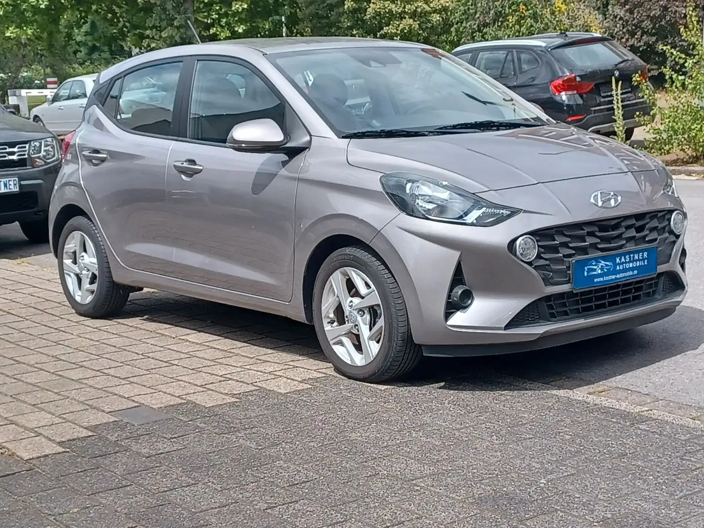 Hyundai i10 Automatik ApplCarPla AndroidAut Klima Sitzhz Braun - 1
