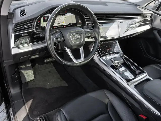 Audi Q7 view 10
