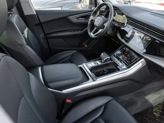 Audi Q7 view 9