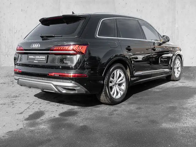 Audi Q7 view 4