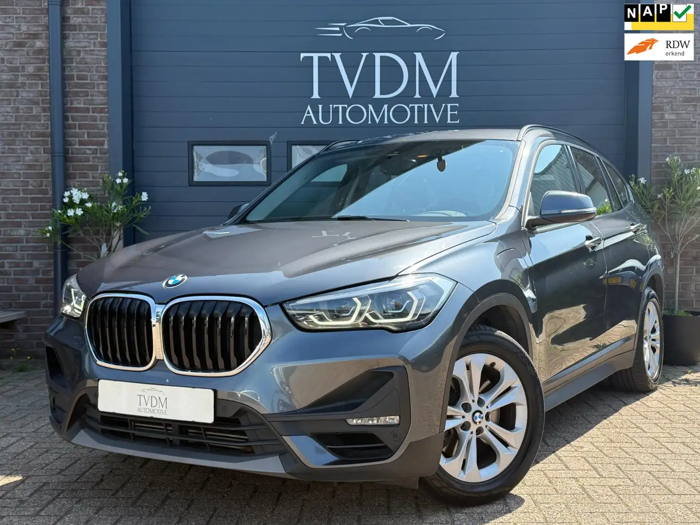 BMW X1 XDrive25e Executive|TREKHAAK|NAVI|CLIMATE|LED|CRUI Grijs - 1
