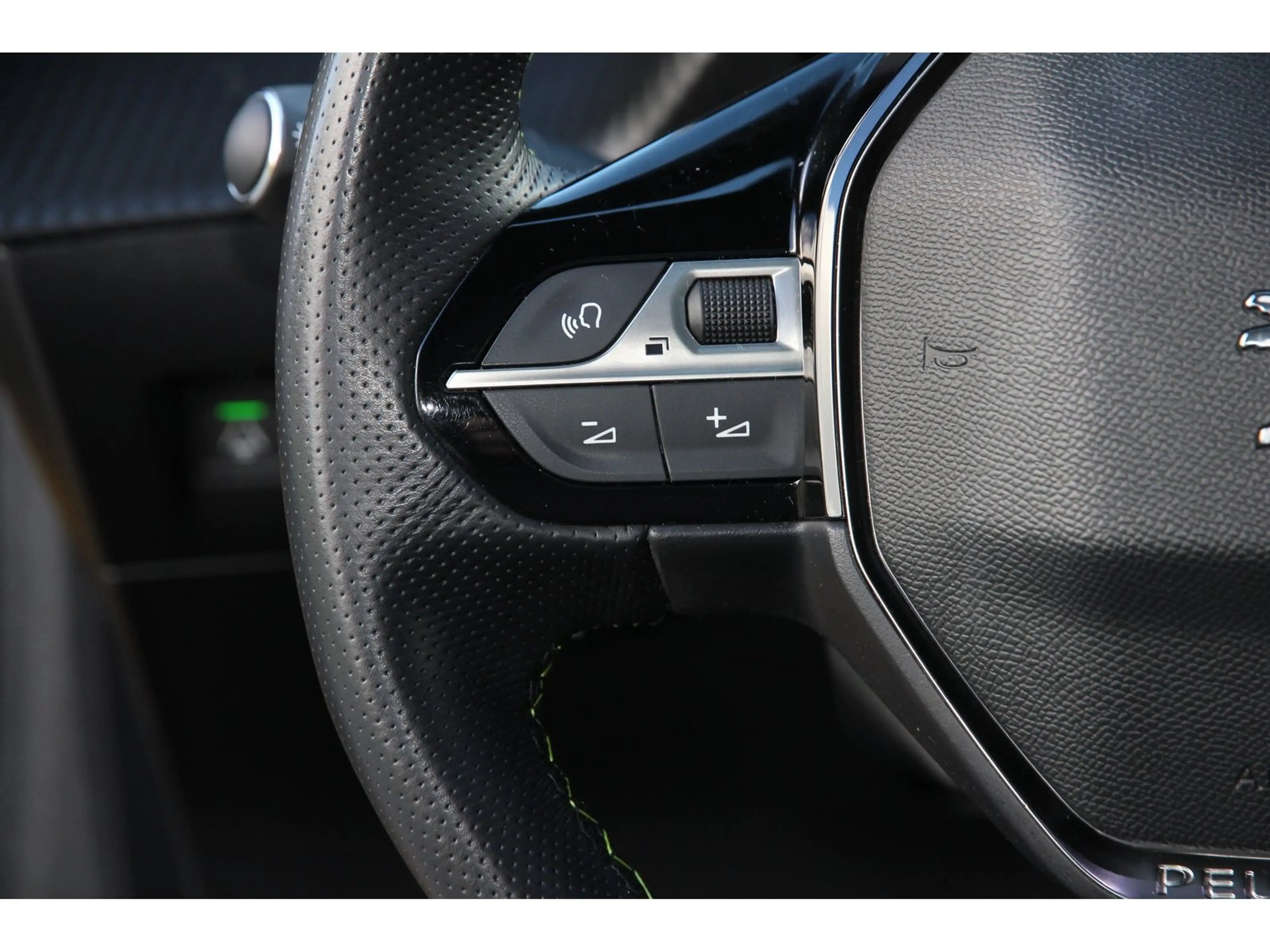 Peugeot 208 (e-) 136 GT+ SHZ ISO Navi PanoDach TWA WP — photo 19