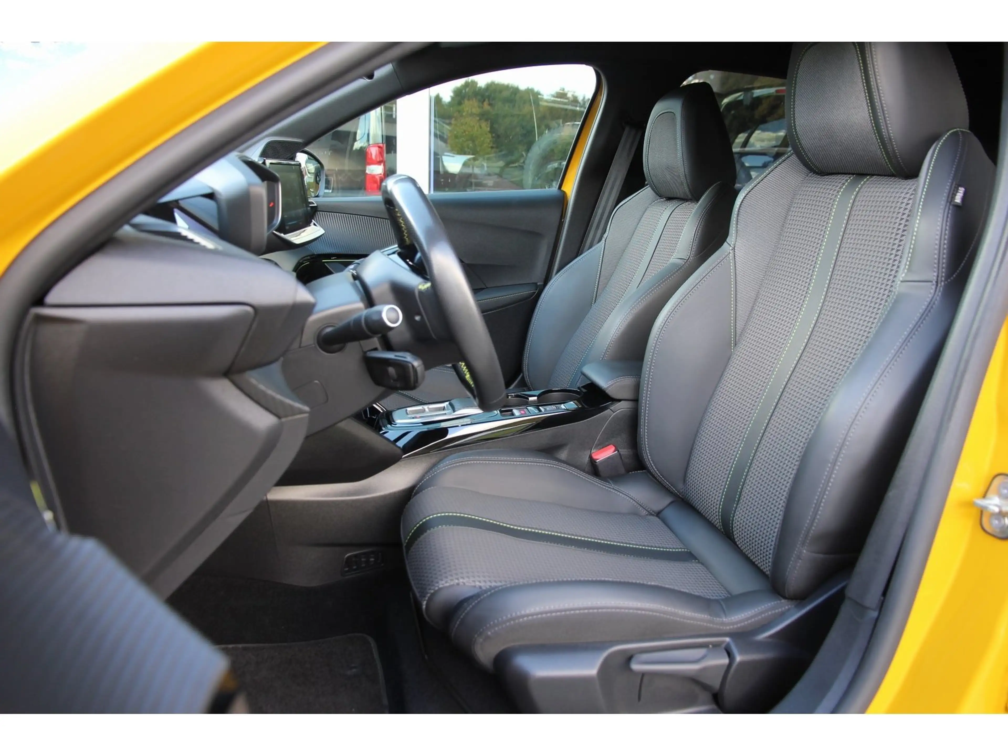 Peugeot 208 (e-) 136 GT+ SHZ ISO Navi PanoDach TWA WP — photo 11