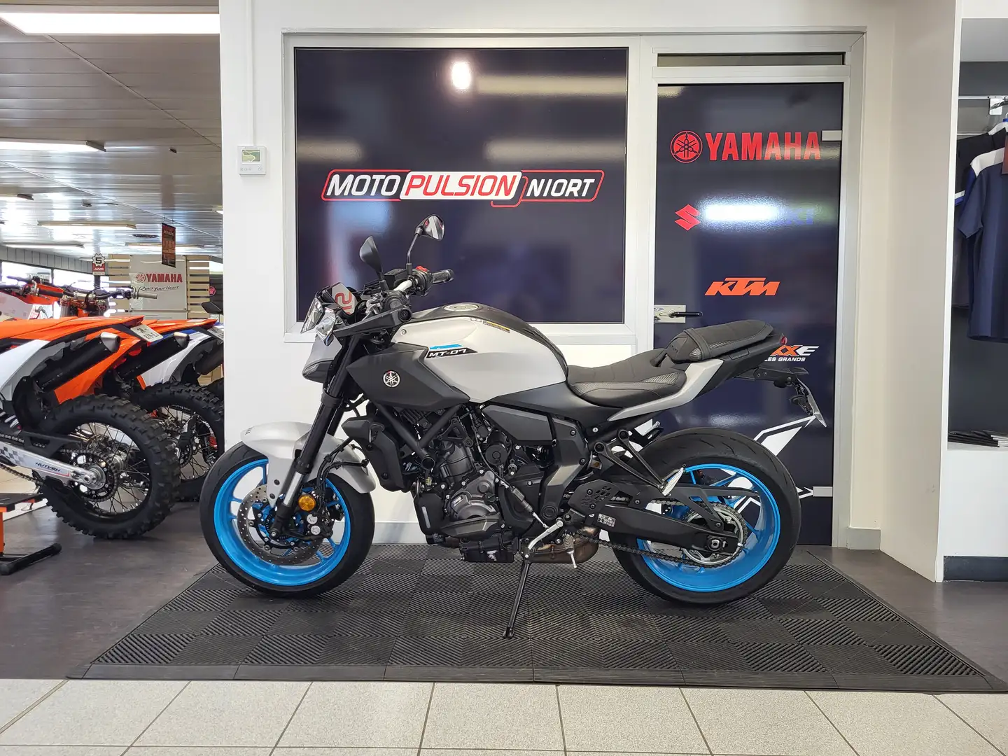 Yamaha MT-07 Gris - 2