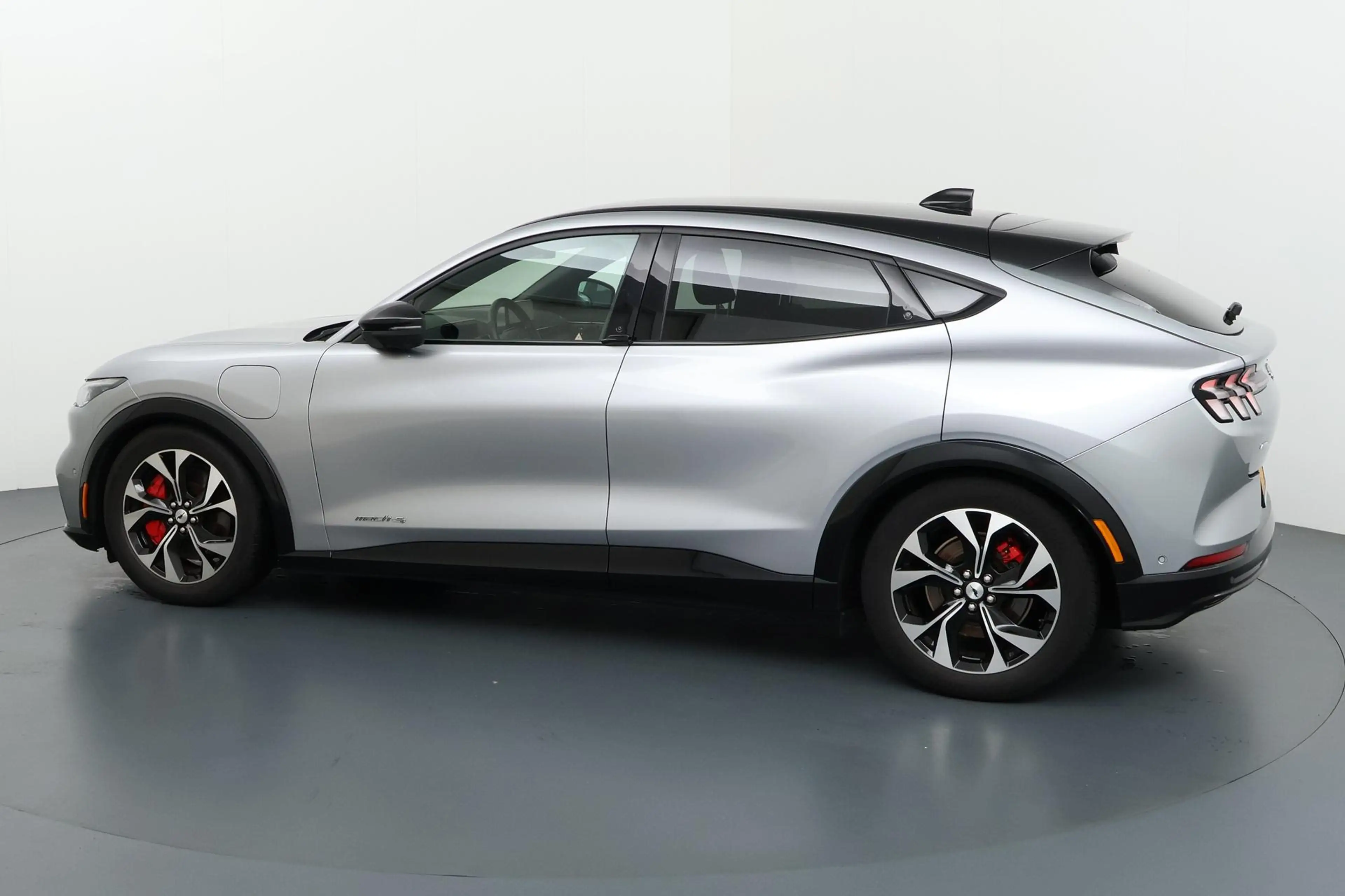 Ford Mustang Mach-E AWD 75 kWh Iconische elektrische muscle-SUV met in — photo 22