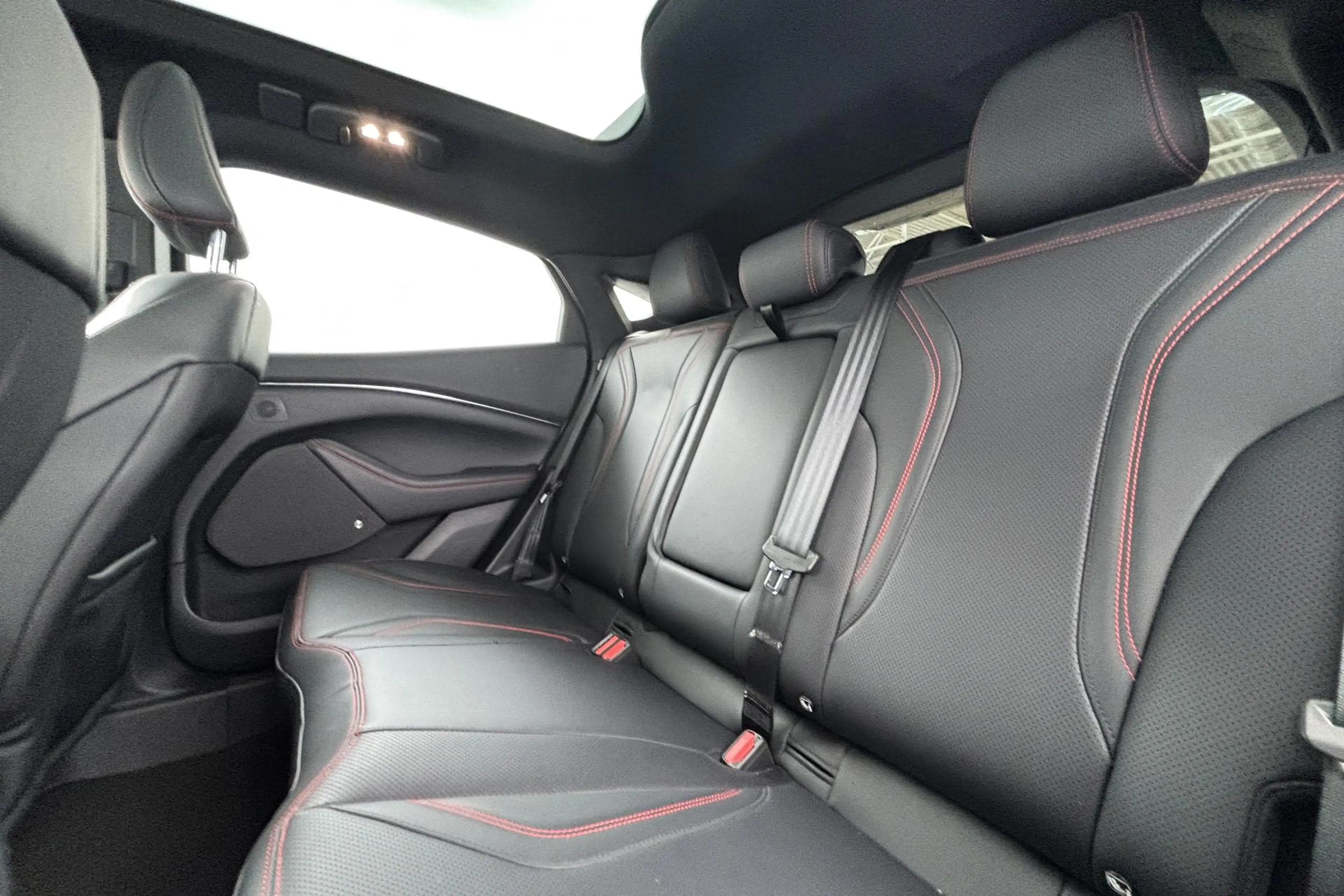 Ford Mustang Mach-E AWD 75 kWh Iconische elektrische muscle-SUV met in — photo 5