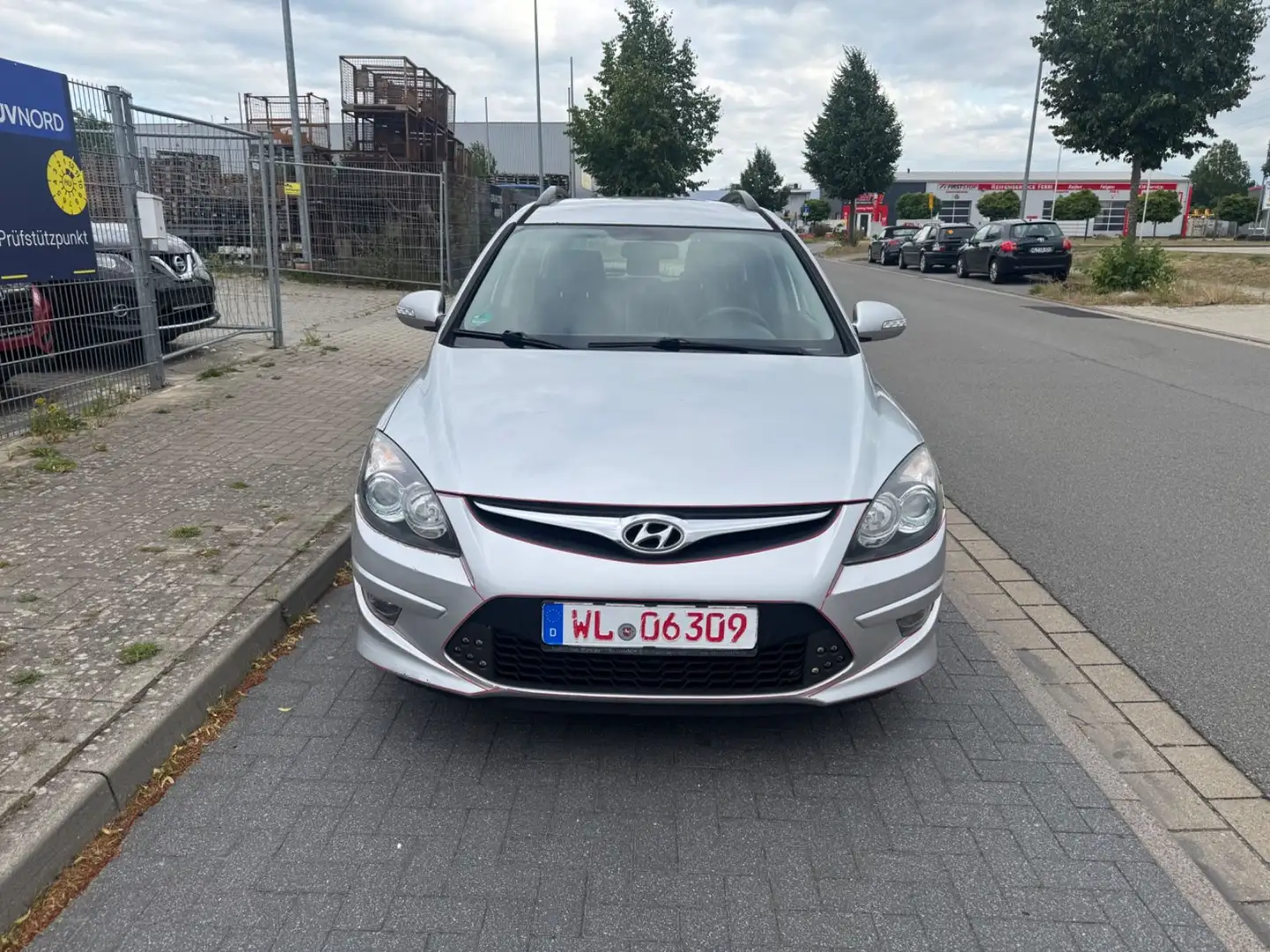 Hyundai i30 cw Classic 1,6CRDi*1Hand*EURO5*LEDER*AHK*ALU Plateado - 2