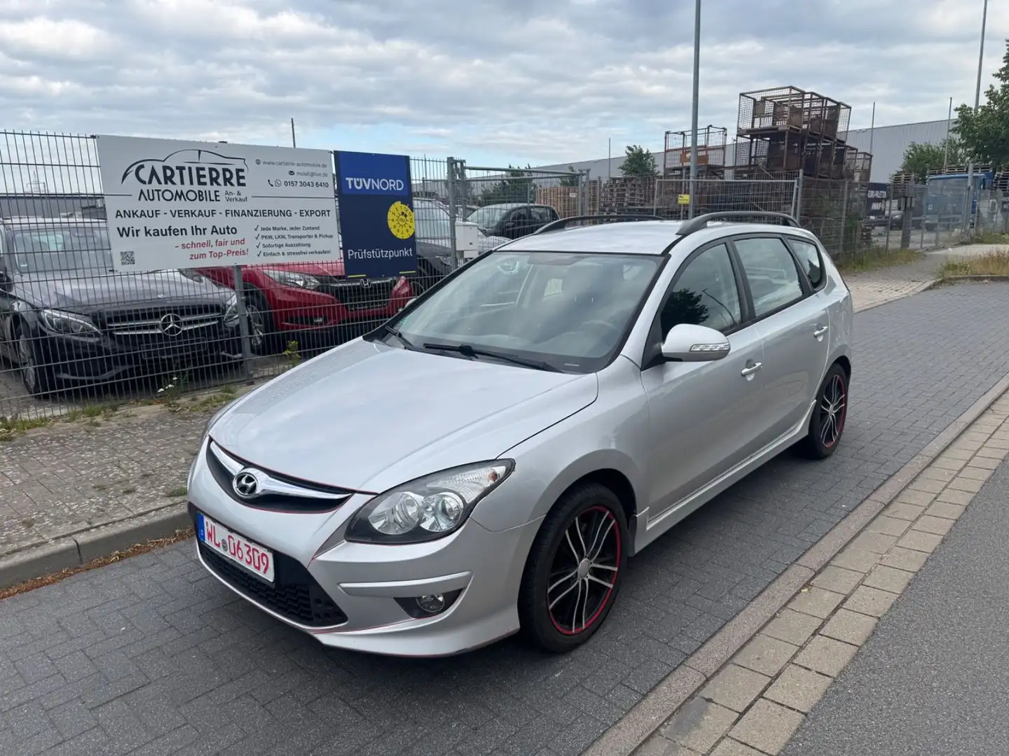 Hyundai i30 cw Classic 1,6CRDi*1Hand*EURO5*LEDER*AHK*ALU Plateado - 1