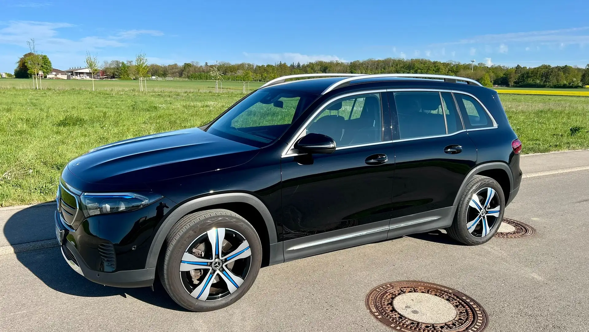 Mercedes-Benz EQB 350 Mercedes-Benz EQB 350 4MATIC 7-Sitzer Navi RFK LED Schwarz - 1
