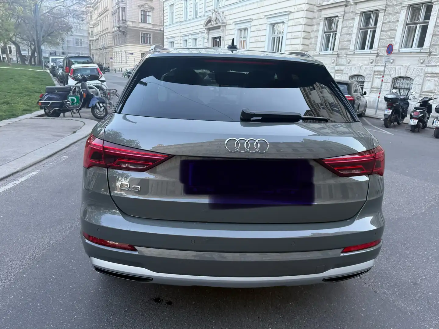 Audi Q3 35 TFSI 150 ch Grau - 2