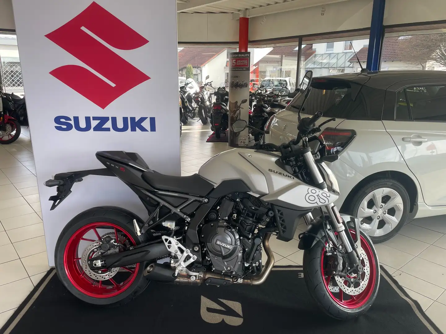 Suzuki GSX 8S Wir verkaufen unsere Vorführer Plateado - 1