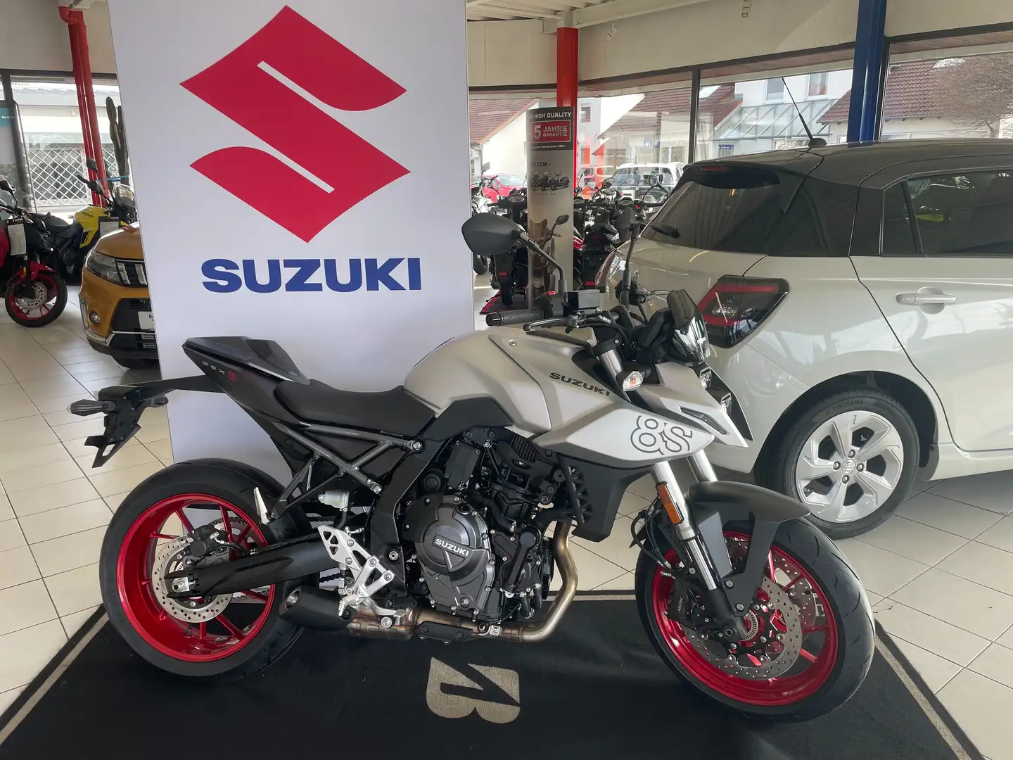Suzuki GSX 8S Wir verkaufen unsere Vorführer Plateado - 2