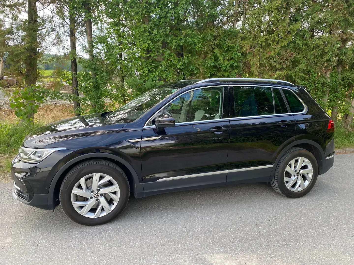 Volkswagen Tiguan 2,0 TDI Elegance 4Motion AHV-Matrix-Panorama, Negro - 2