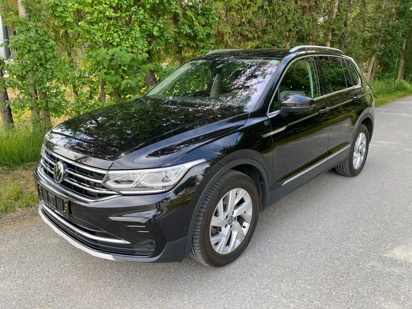 Volkswagen Tiguan 2,0 TDI Elegance 4Motion AHV-Matrix-Panorama, Negro - 1