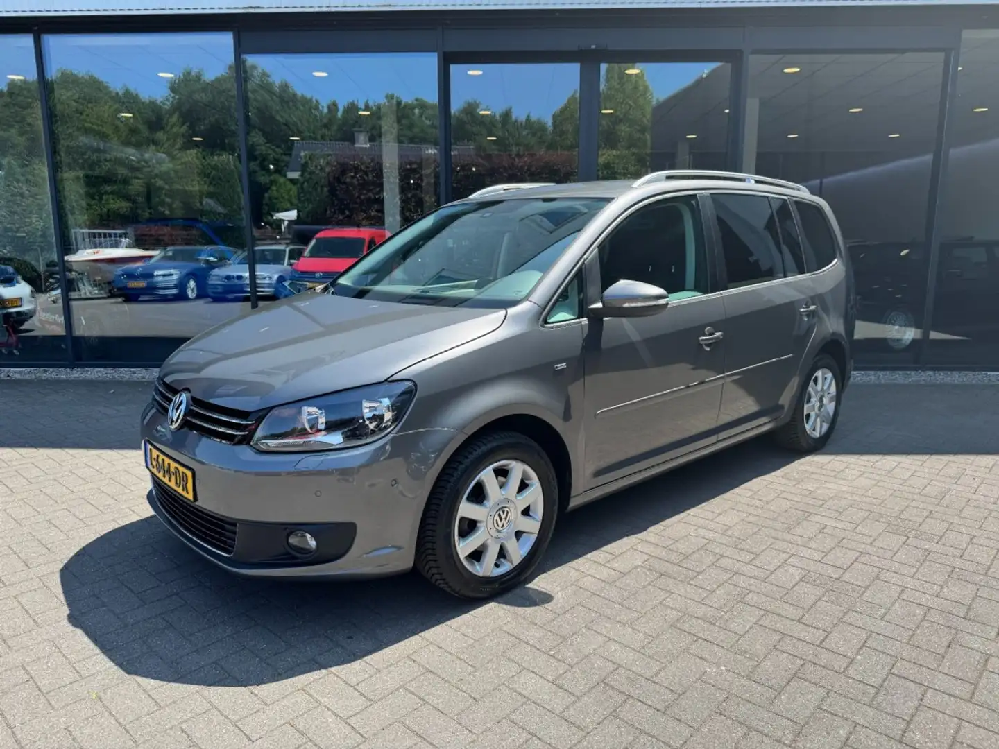 Volkswagen Touran 1.2 TSI HighLine 7-Persoons,Clima,Stoelverw,Cruise Grau - 1