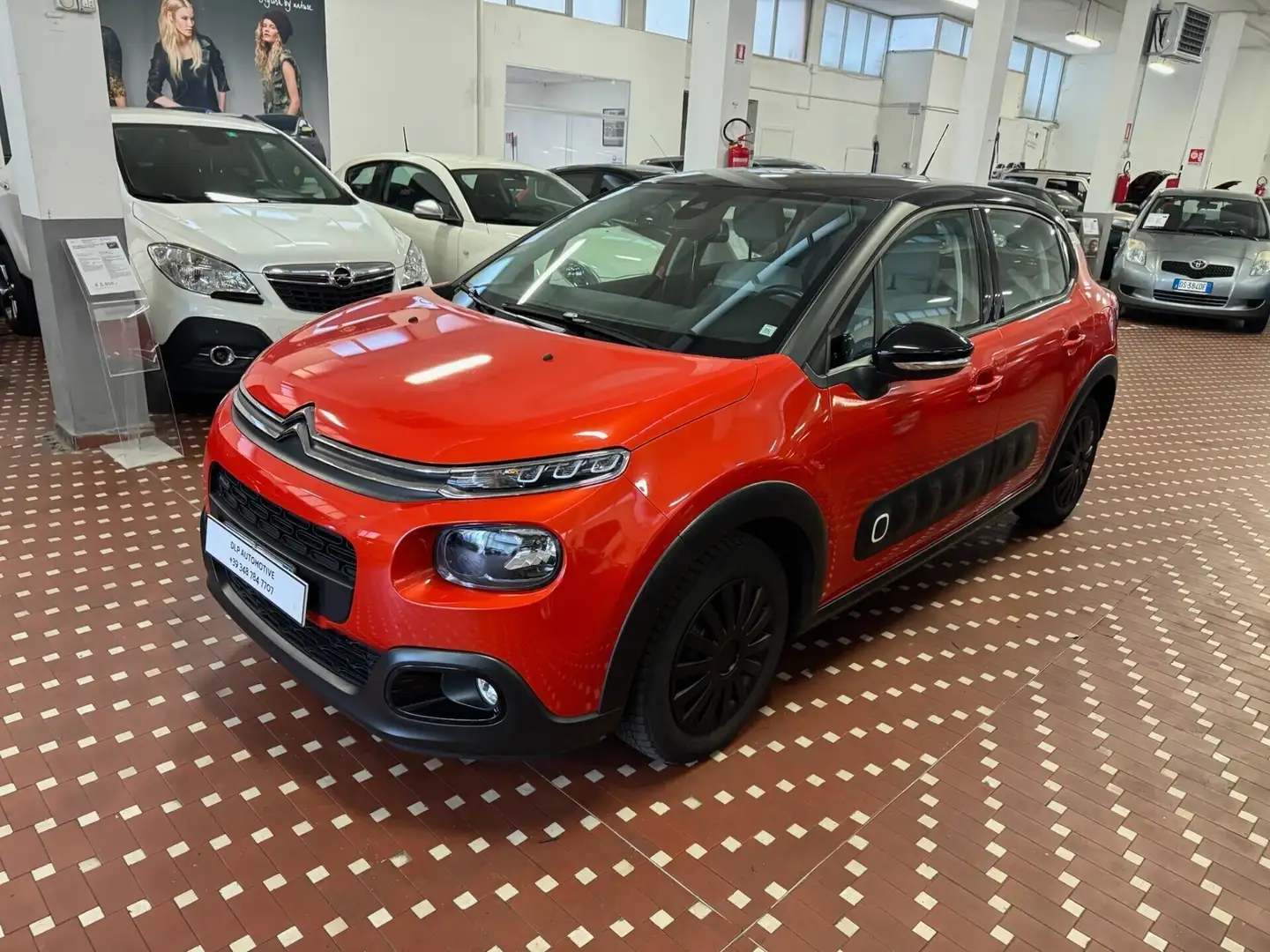 Citroen C3 PureTech 82 Shine Arancione - 1