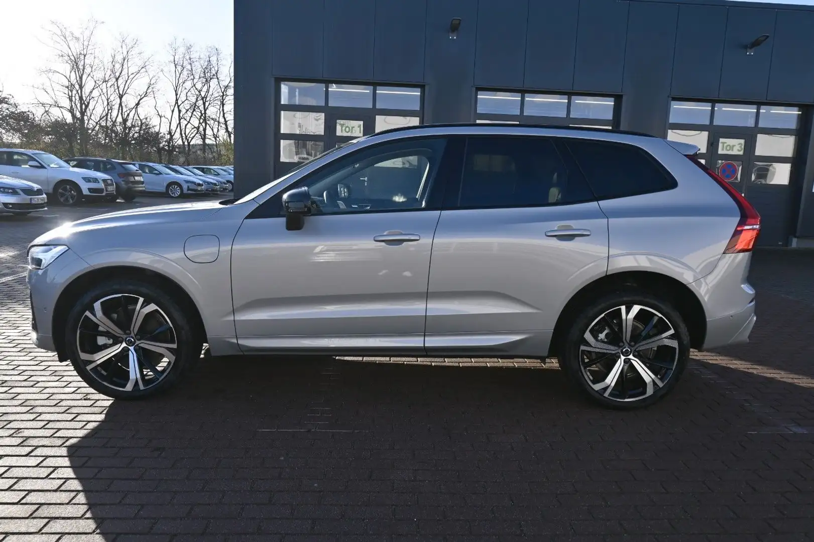 Volvo XC60 T8 RC AWD Ultra Dark*LUFT*360*ACC*AHK Silber - 2