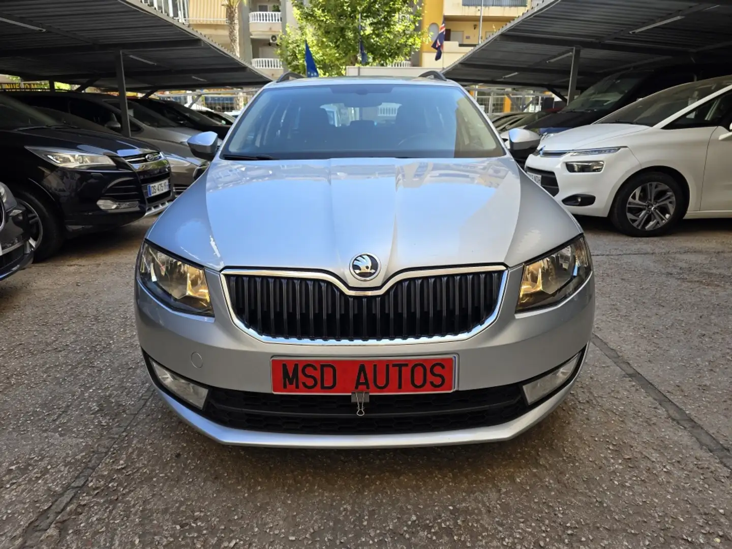 Skoda Octavia Combi 2.0TDI CR Like DSG Stříbrná - 2