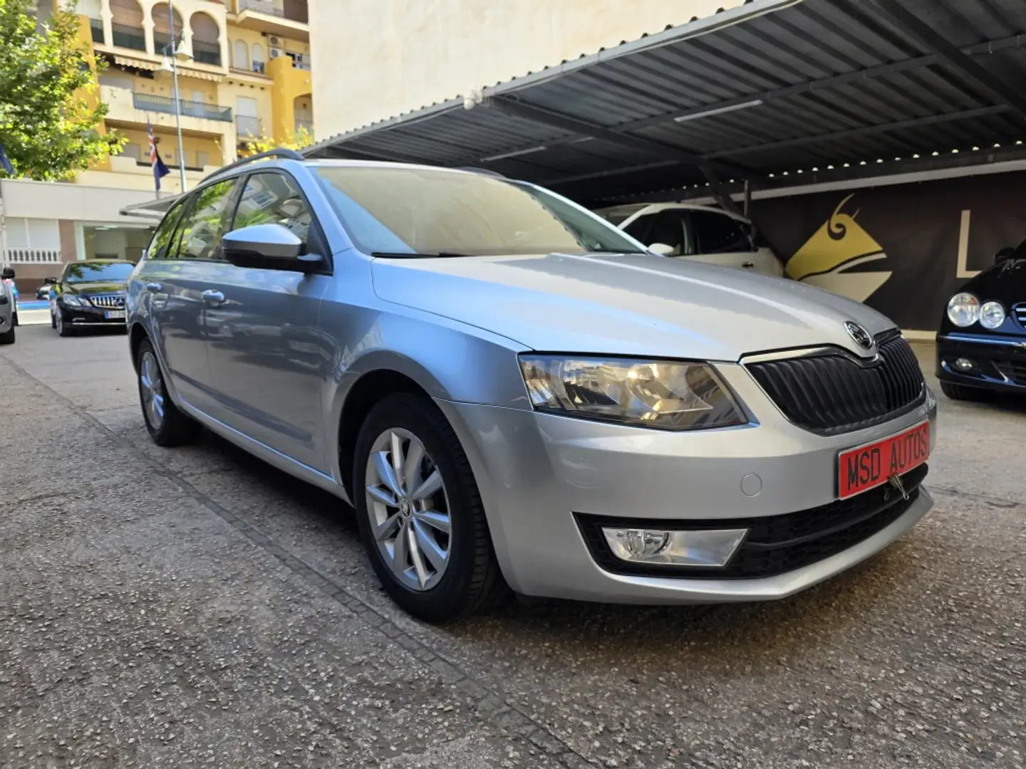 Skoda Octavia Combi 2.0TDI CR Like DSG Stříbrná - 1