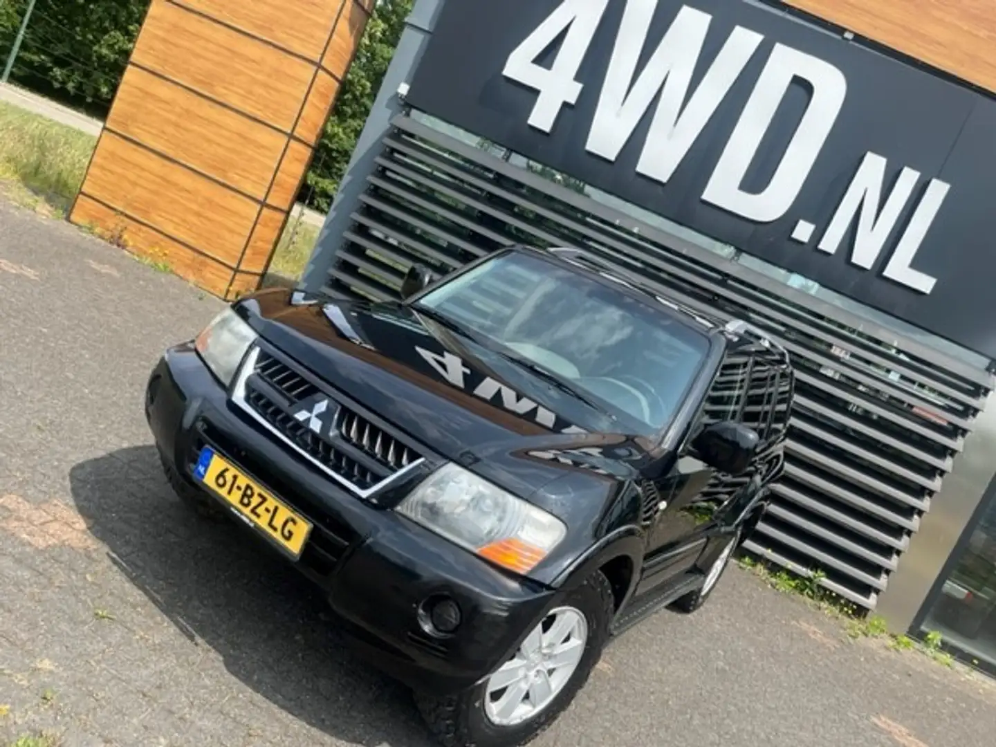 Mitsubishi Pajero 3.2 Di-D AUT 4WD LWB / AIRCO/ CRUISE / LEDER / NIE Zwart - 2