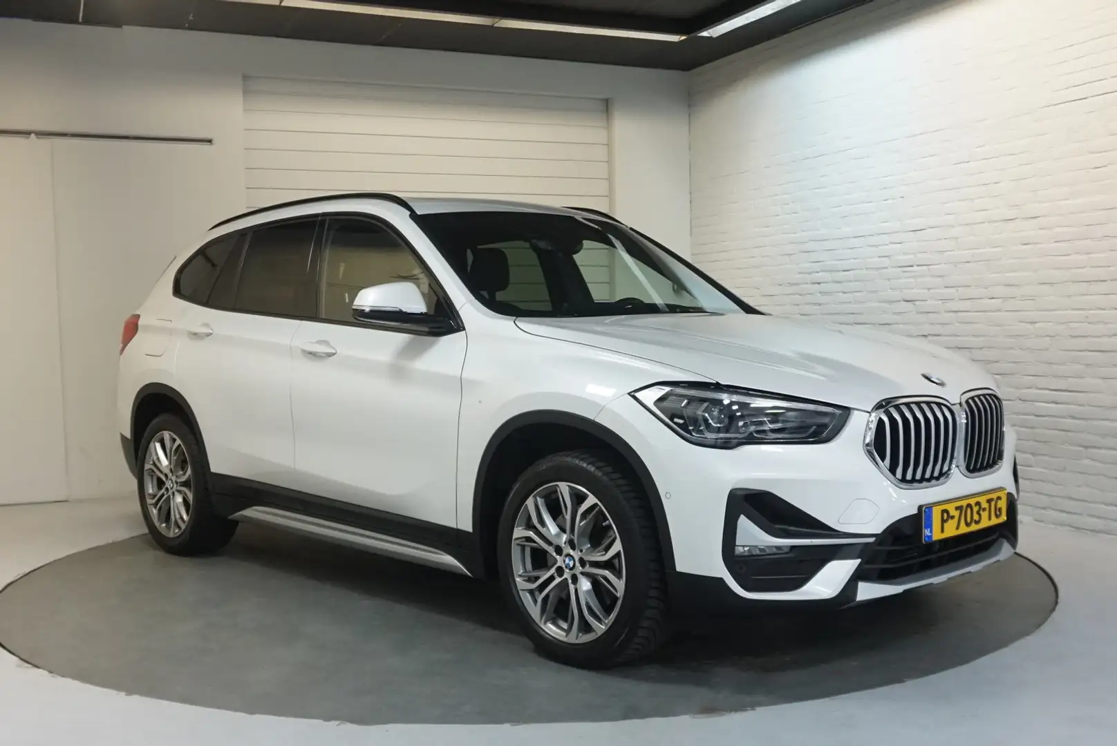 BMW X1 sDrive20i Automaat | Panorama | Trekhaak | Head Up Wit - 2