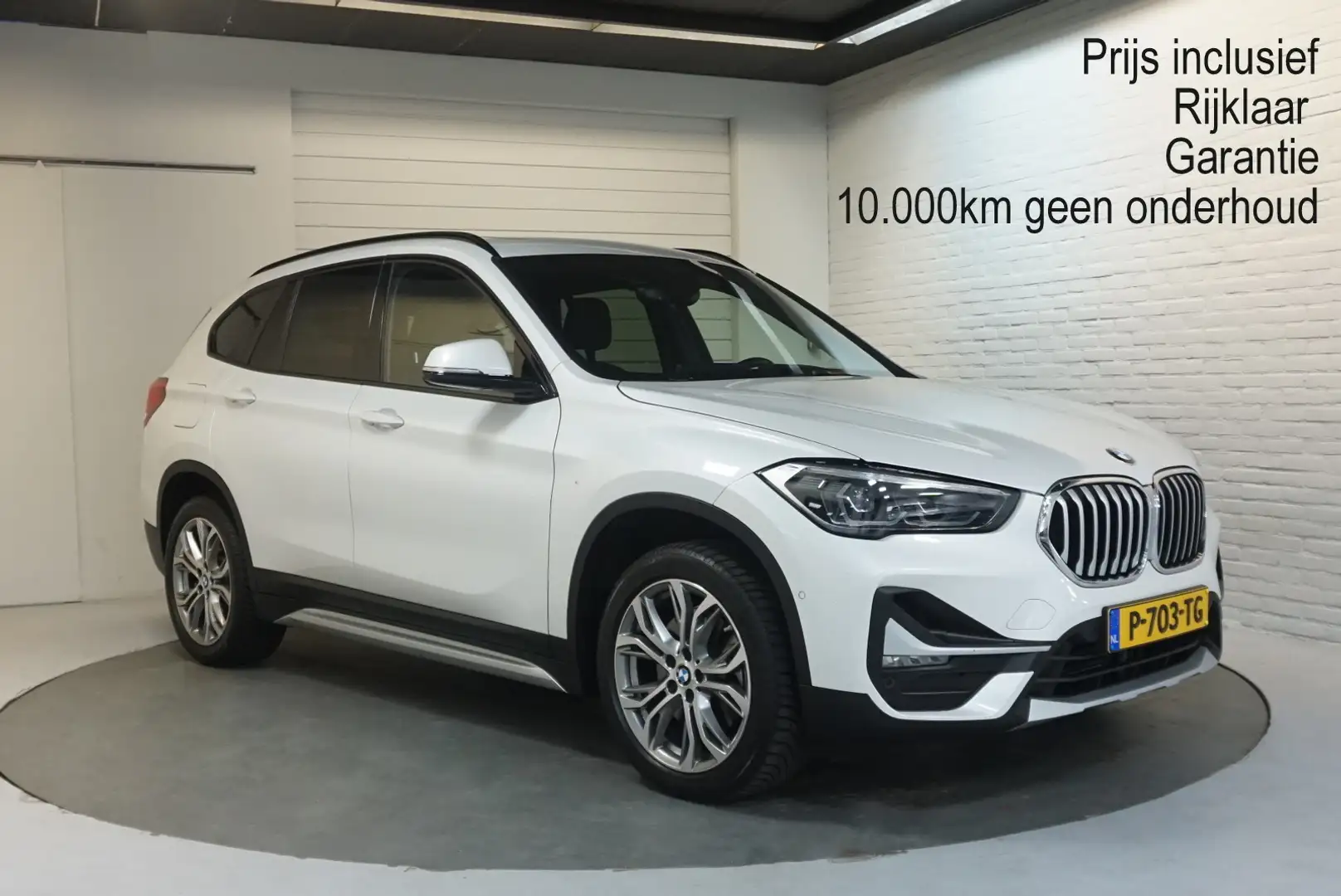 BMW X1 sDrive20i Automaat | Panorama | Trekhaak | Head Up Wit - 1