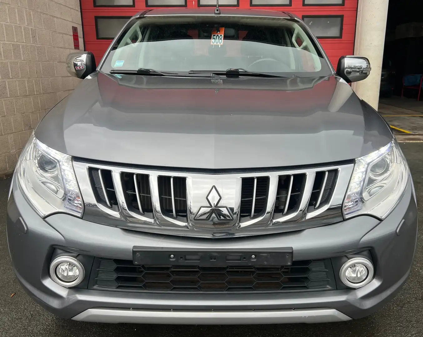 Mitsubishi L200 2.4 DI-D 4WD Intense (14.834 € HTVA) Grijs - 2