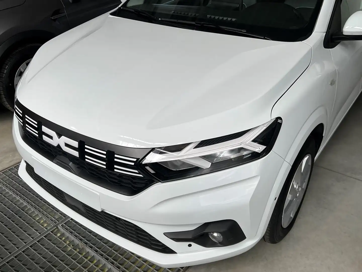 Dacia Sandero TCe 90 Pk CVT Expression Automaat Wit - 1
