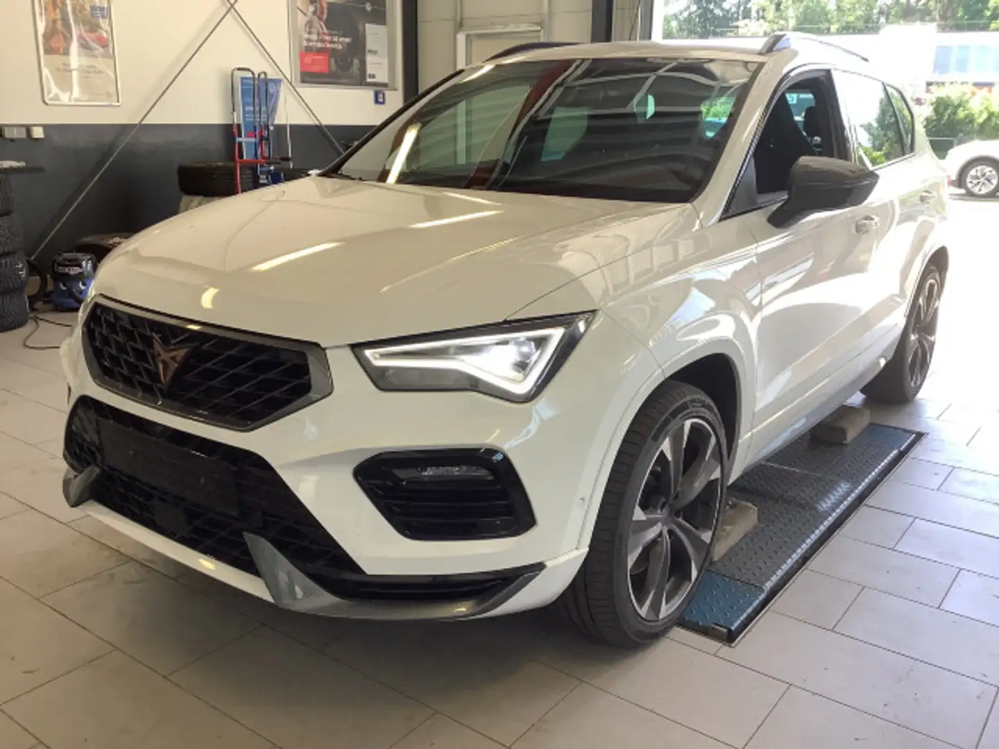 SEAT Ateca 2.0 TSI 4Drive DSG Beats ACC 360°Cam Navi Weiß - 2