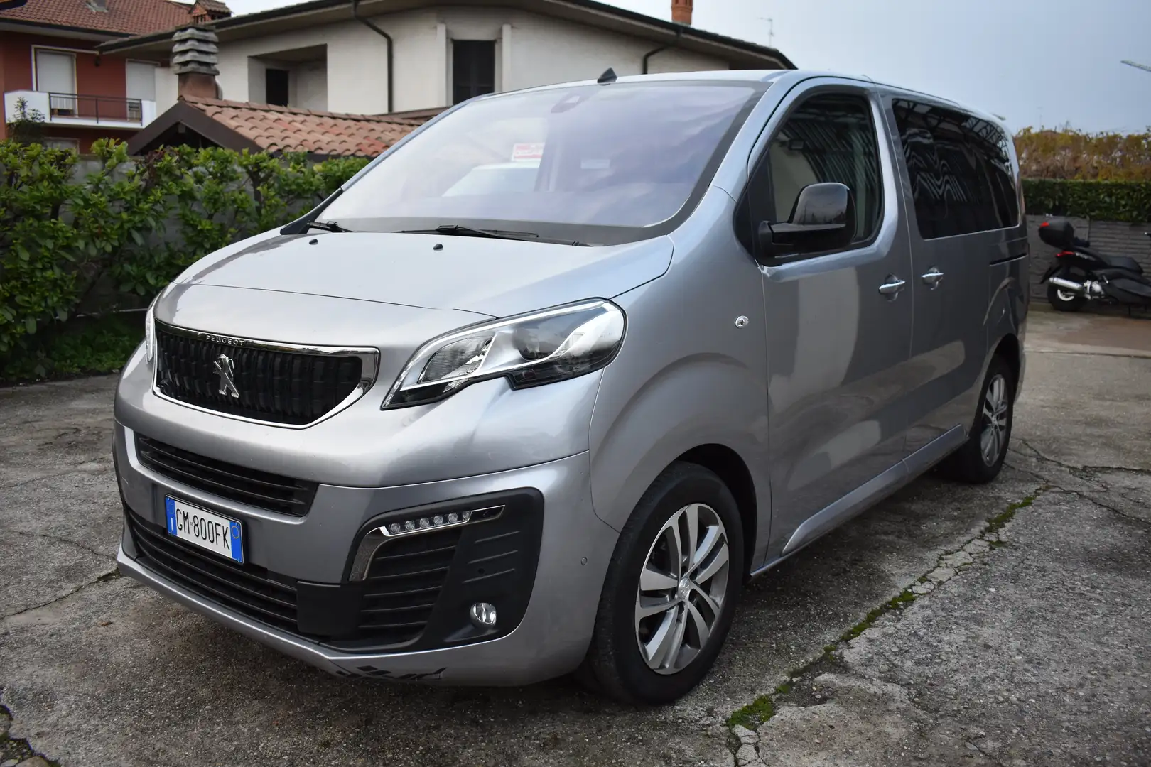 Peugeot Traveller 8 Posti 2.0 BlueHdi 144cv Grigio - 2