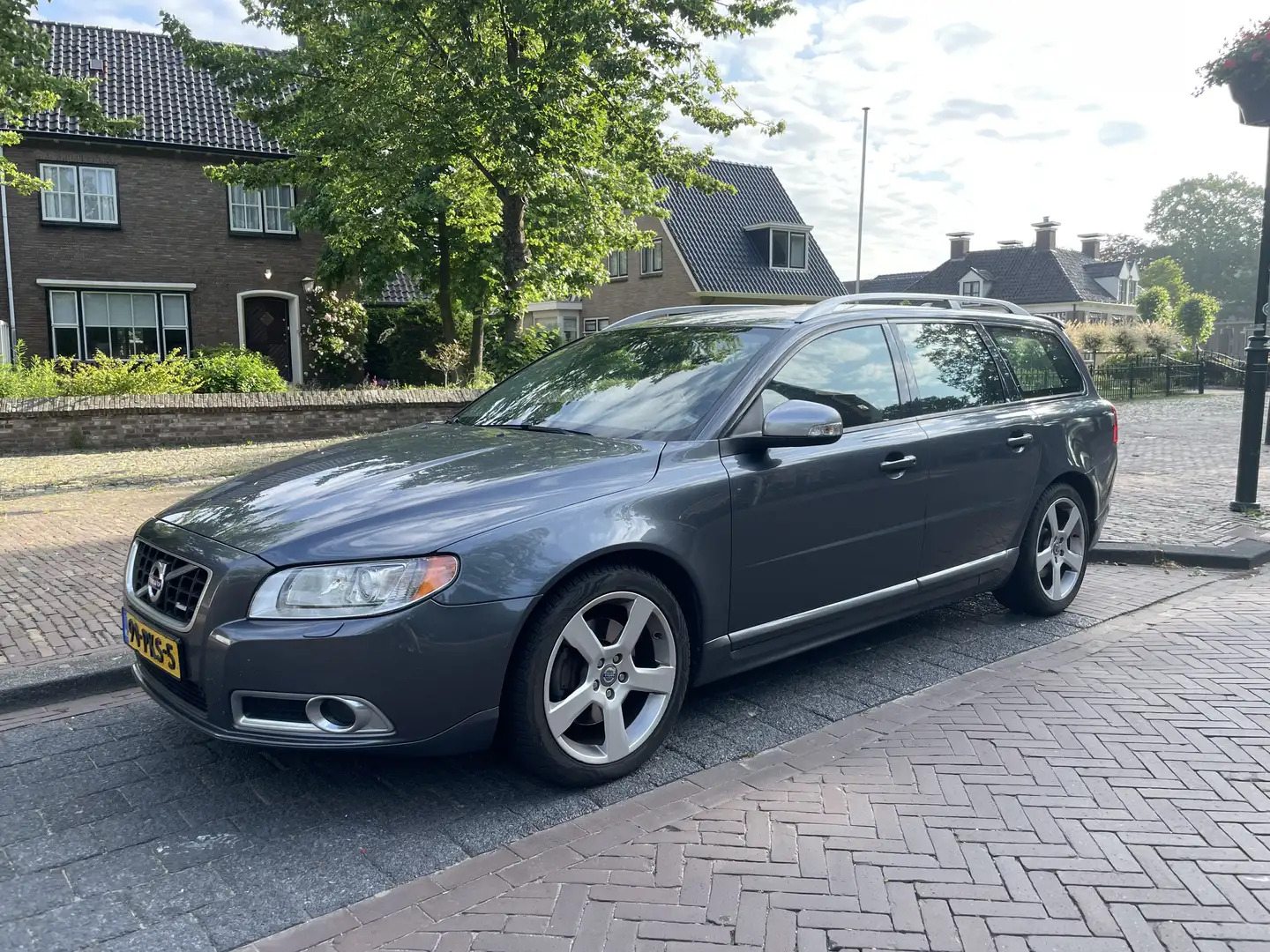 Volvo V70 2.0T R-Edition Grigio - 1