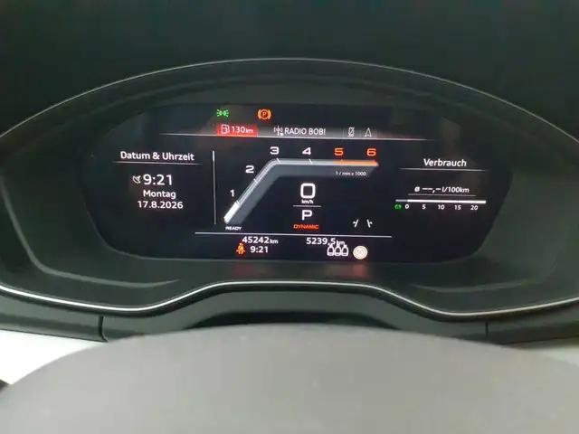Audi Q5 view 11