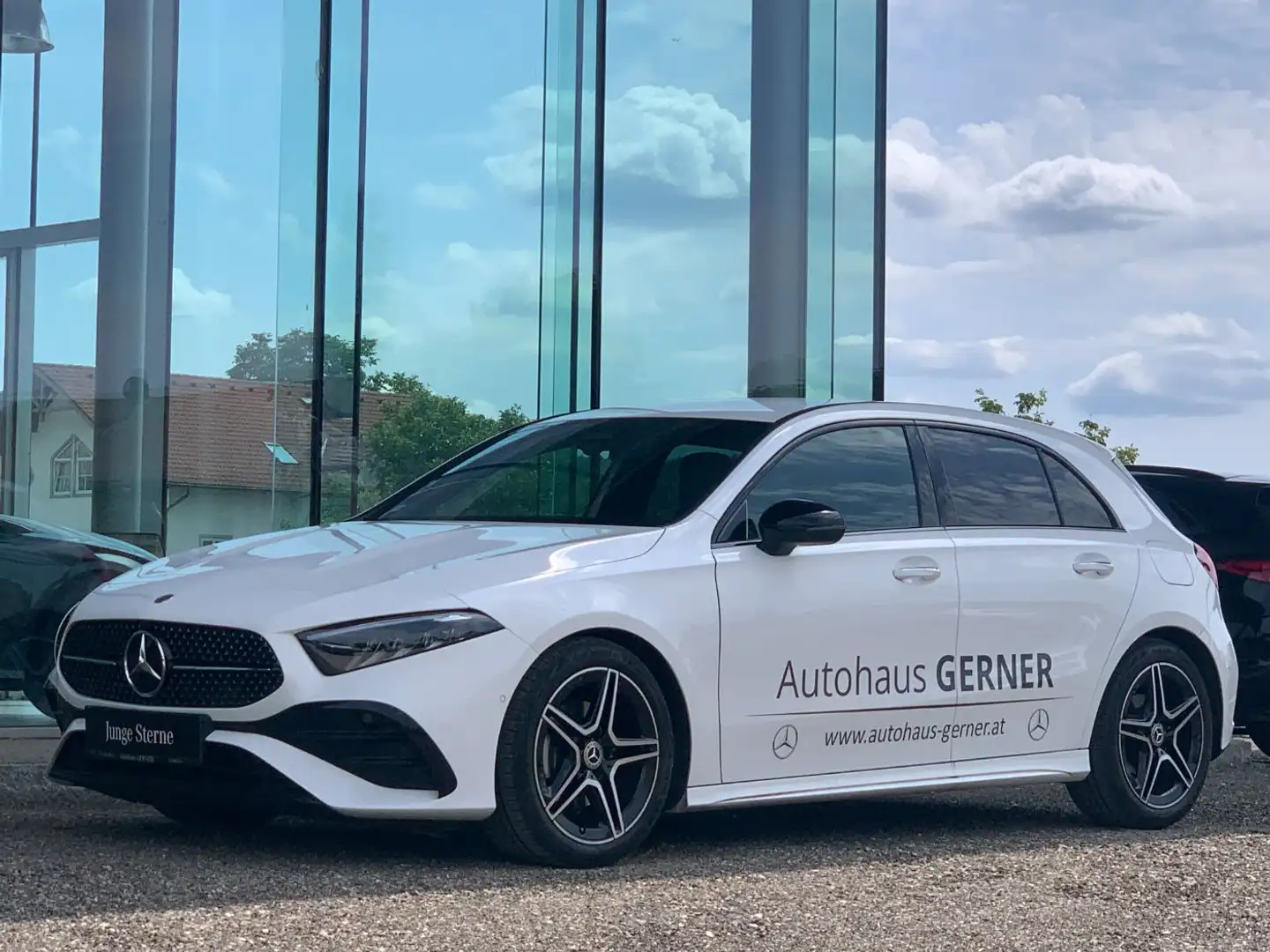 Mercedes-Benz A 180 Kompaktlimousine Österreich-Edition AMG Line Weiß - 2