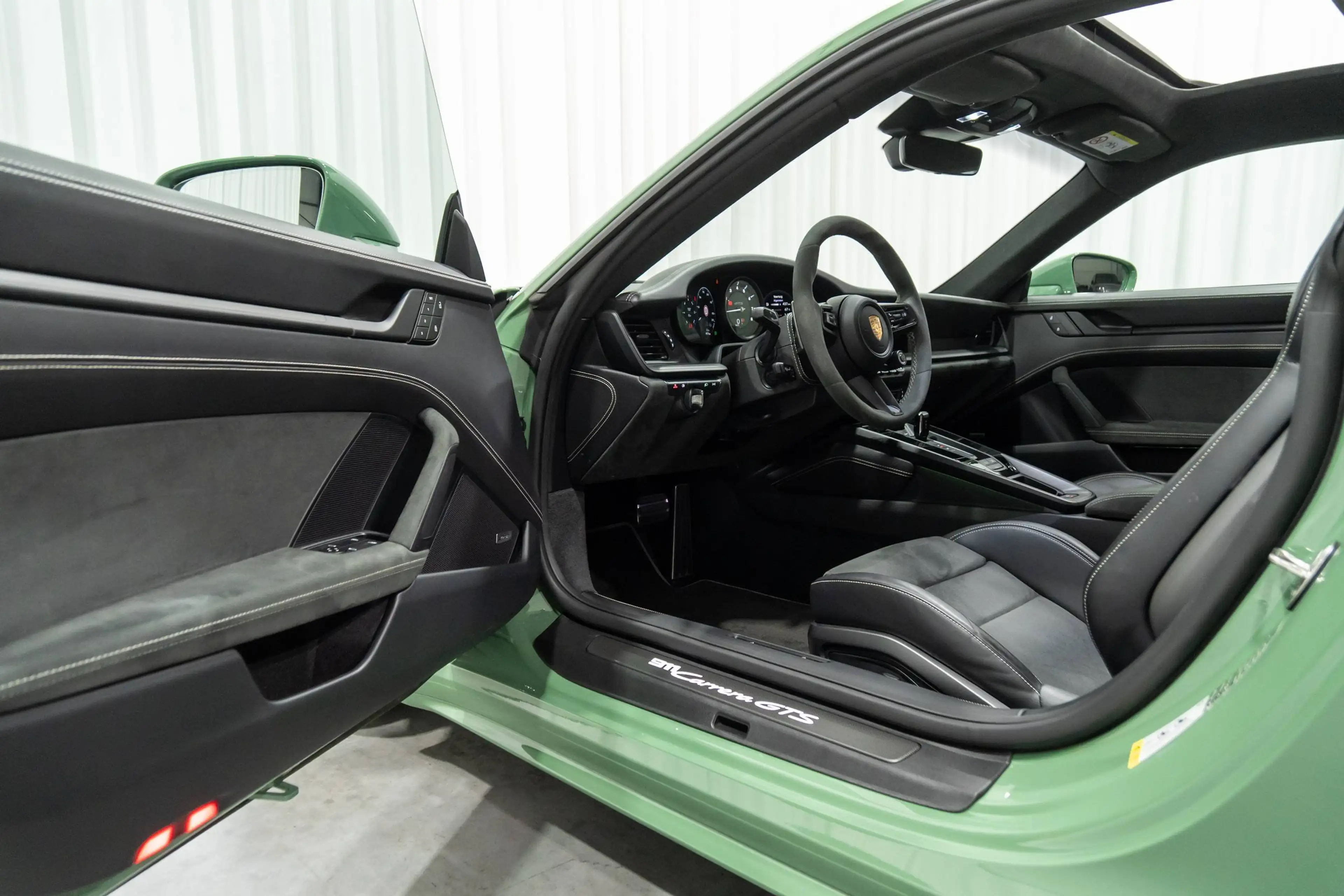 Porsche 911 992.1 Carrera GTS Coupé PTS Auratium Green Schuifdak BOSE — photo 13