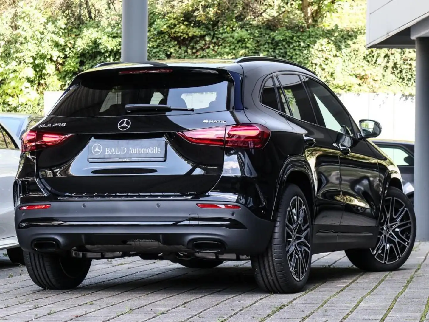 Mercedes-Benz GLA 250 4MATIC AMG+MBUX+Wide+Pano+Burm+AHK+360 Schwarz - 2