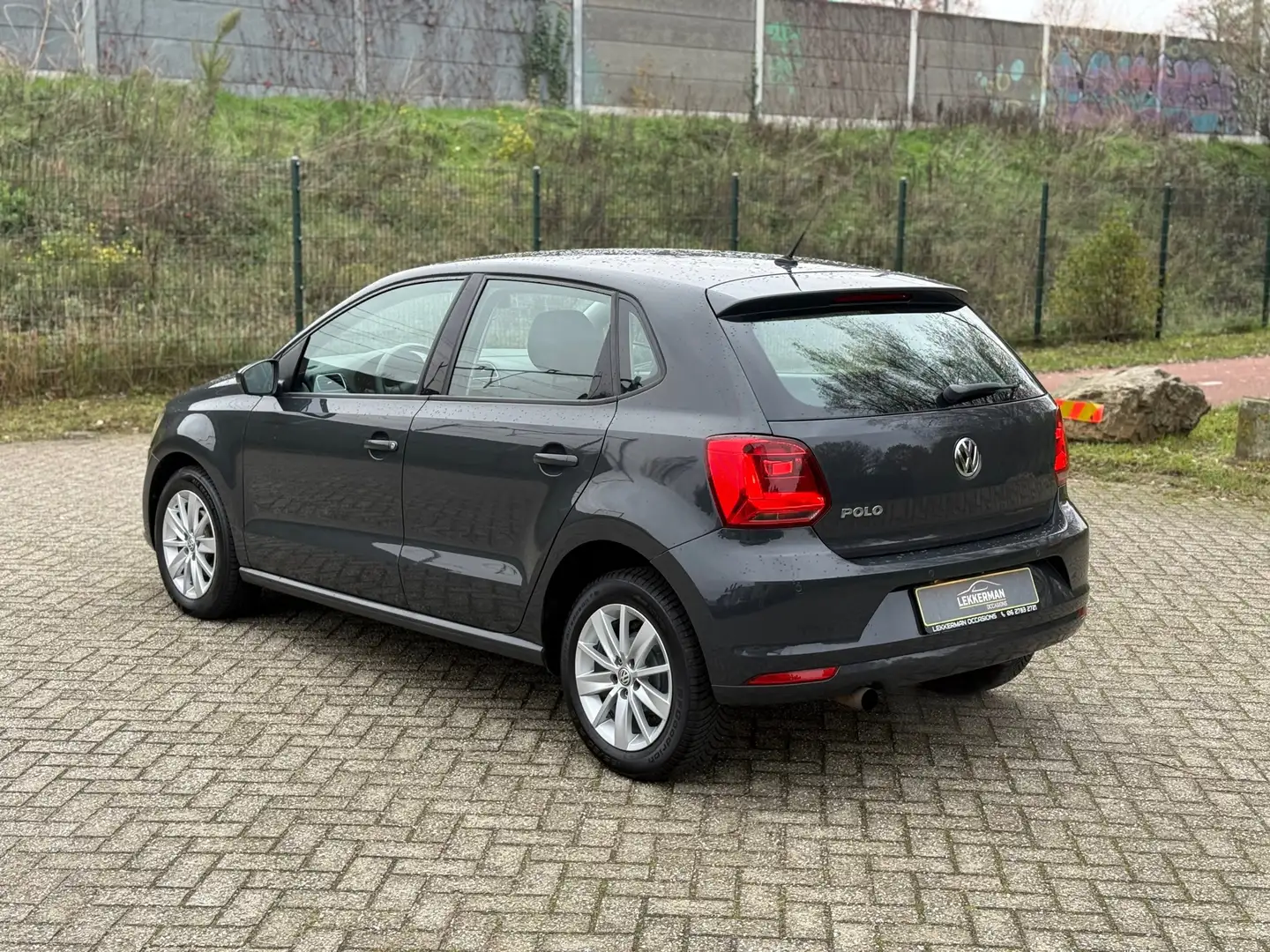 Volkswagen Polo 1.0 BlueMotion Edition PDC I AIRCO I WEINIG KM I Z Grijs - 2