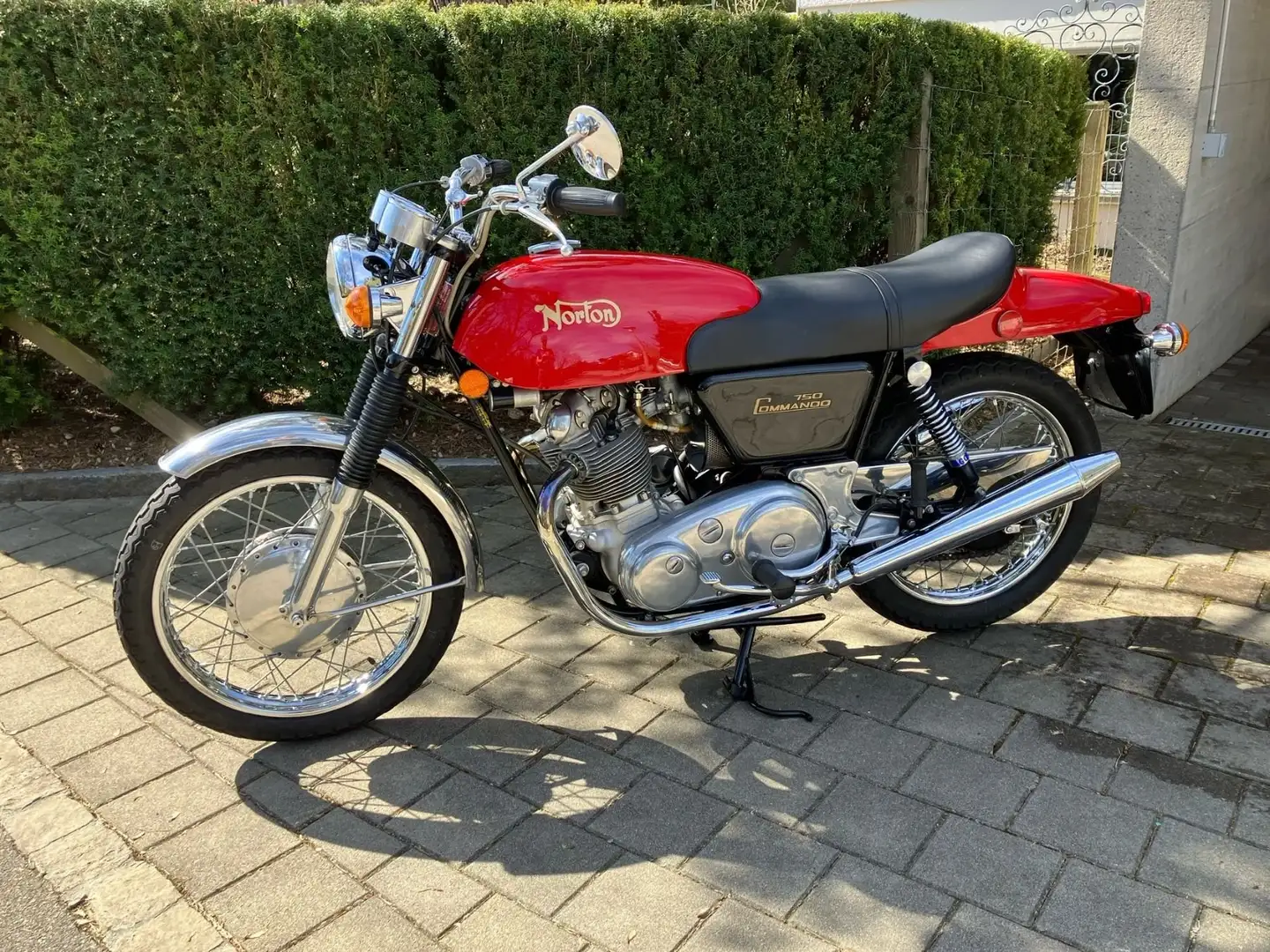 Norton Commando 750 Rojo - 1