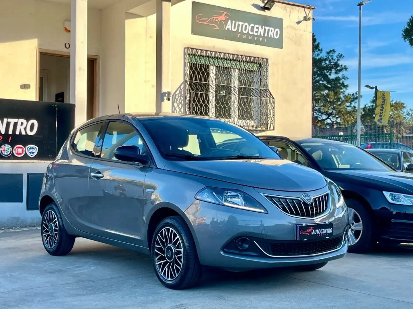 Lancia Ypsilon 1.0 FireFly 5 porte S&S Hybrid Platino Grijs - 1