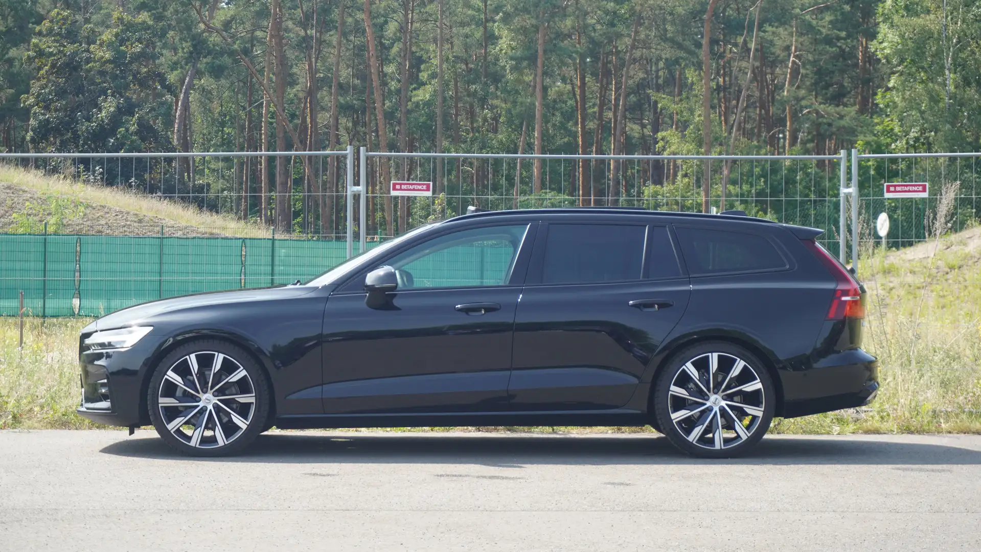 Volvo V60 B4 Plus Dark Pano/360°/Lüft/ACC/4xSHzg/H&K Schwarz - 2